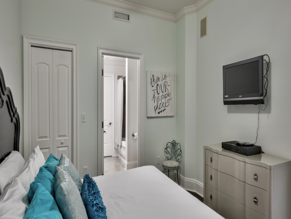 Four Bedroom Direct Beach Front Condo Sleeps 10 Guests